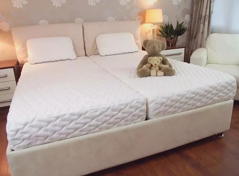 Кровать с 2 матрасами